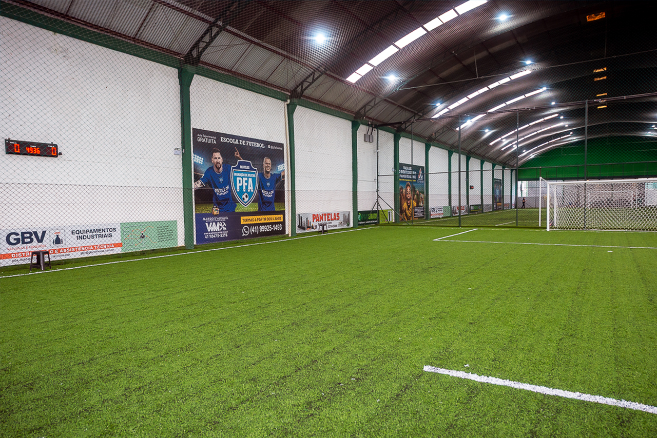 Campo de futebol society iluminado